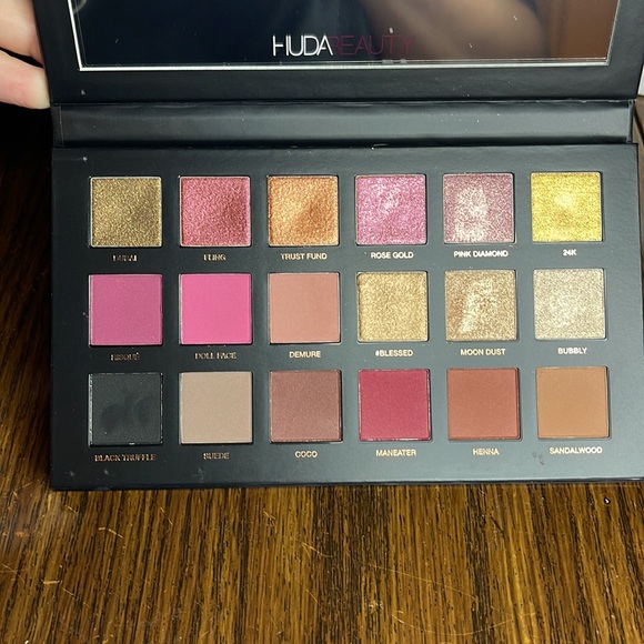 Huda Beauty Rose gold palette brand new - Picture 2 of 3